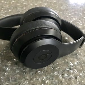 Beats by Dre Wireless headphones w/ bag/charger
